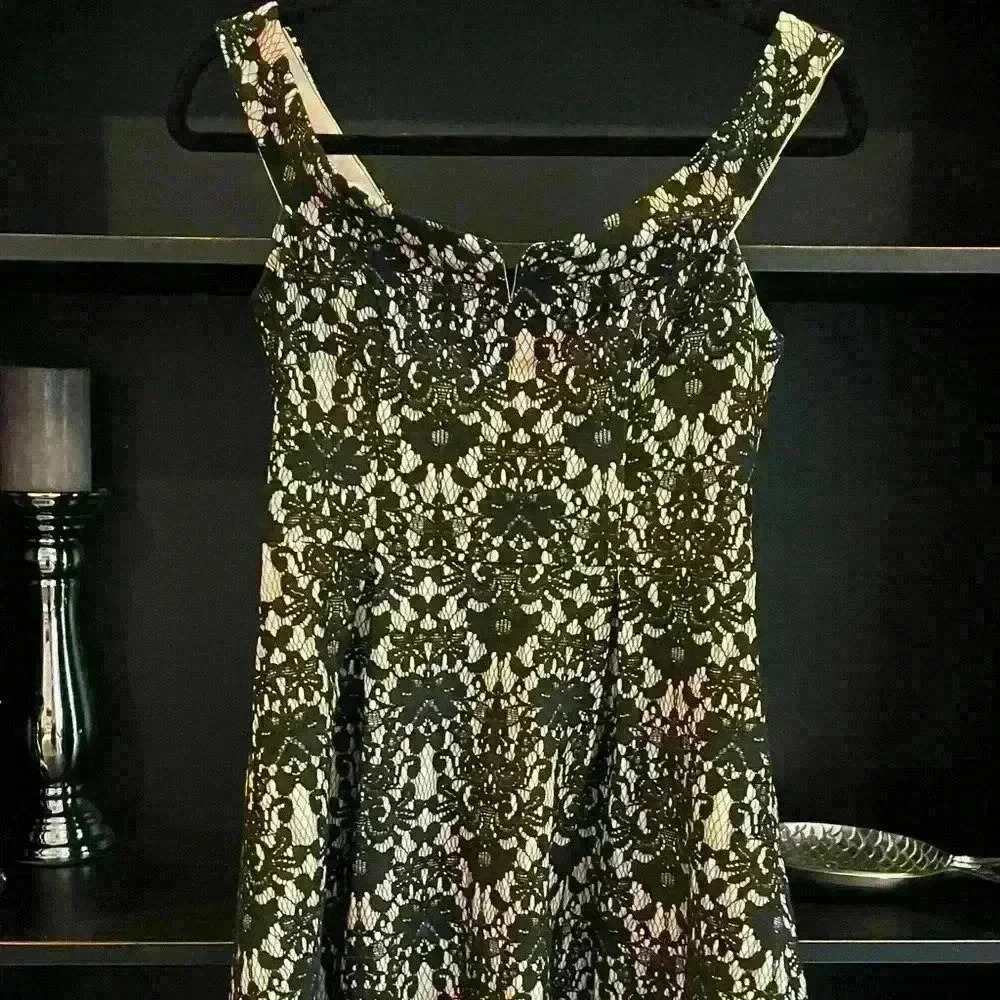 Francesca Black Lace on Cream Background Ladies Size Small Sleeveless Elegant